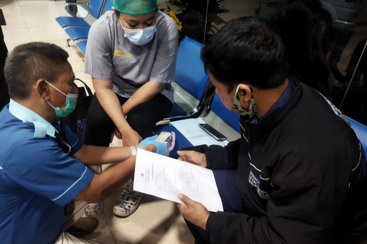 Azwan (kiri) mengetahui bahwa anaknya, Ardi Nur Cahyanto (22), menjadi korban kecelakaan maut di Jalan Alternatif Cibubur atau Transyogi, Bekasi, Jawa Barat, berdasarkan tayangan berita. Foto diambil di RS Polri Kramatjati, Senin (18/7/2022) petang.