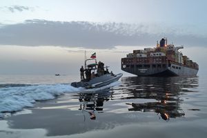 Iran Klaim 2 Rudal Hantam Kapal Perang AS, Paksa Putar Balik dari Selat Hormuz