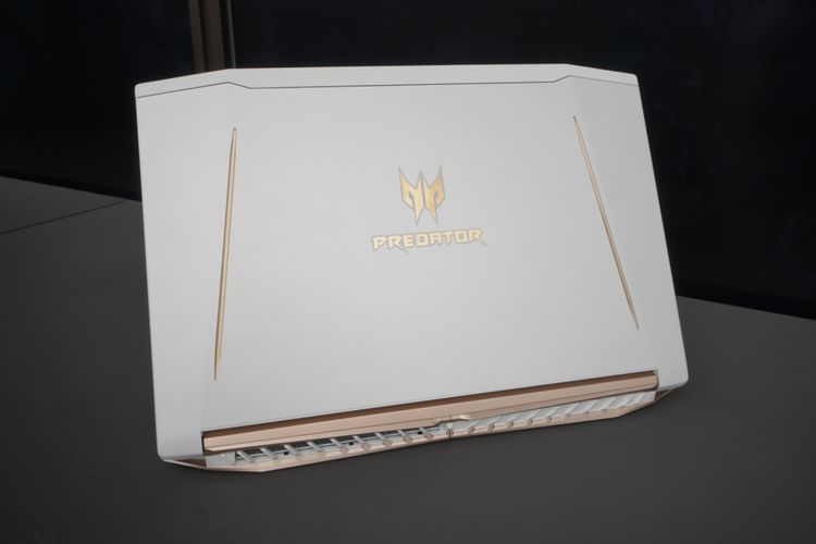 Acer Predator Helios 300 edisi spesial dalam warna putih dan aksen gold.