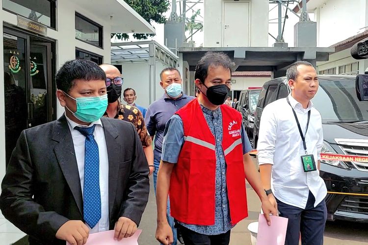 Tersangka kasus penistaan agama, Roy Suryo meninggalkan Kantor Kejaksaan Negeri Jakarta Barat menuju Rutan Salemba, Kamis (29/9/2022).