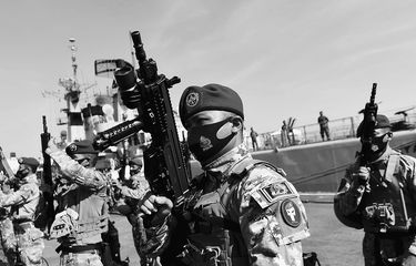 Anggota Kopaska TNI AL mengecek kesiapan senjatanya saat Gelar Pasukan  Latihan Operasi Laut Gabungan (Latopslagab) di Dermaga Ujung Komando Armada II, Surabaya, Jawa Timur, Selasa (8/9/2020). Latihan selama lima hari di Laut Jawa dan Bali tersebut diikuti oleh 1137 anggota dengan melibatkan 13 KRI dan 7 pesawat udara. Kegiatan untuk melatih kesiapan dan kordinasi antar satuan yang terlibat.
