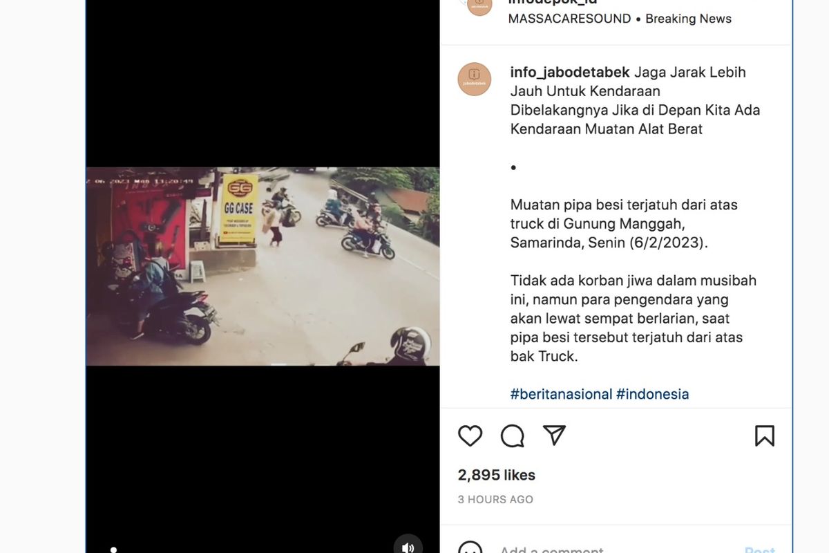 Muatan pipa besi dari truk terjatuh di jalan raya
