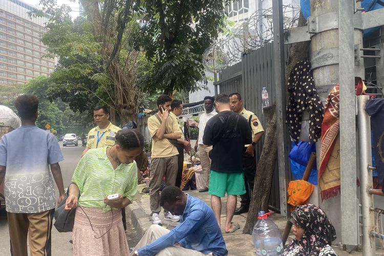 Sekelompok Orang Tinggal di Trotoar Setiabudi Jaksel, ternyata Pengungsi Somalia dan Afghanistan