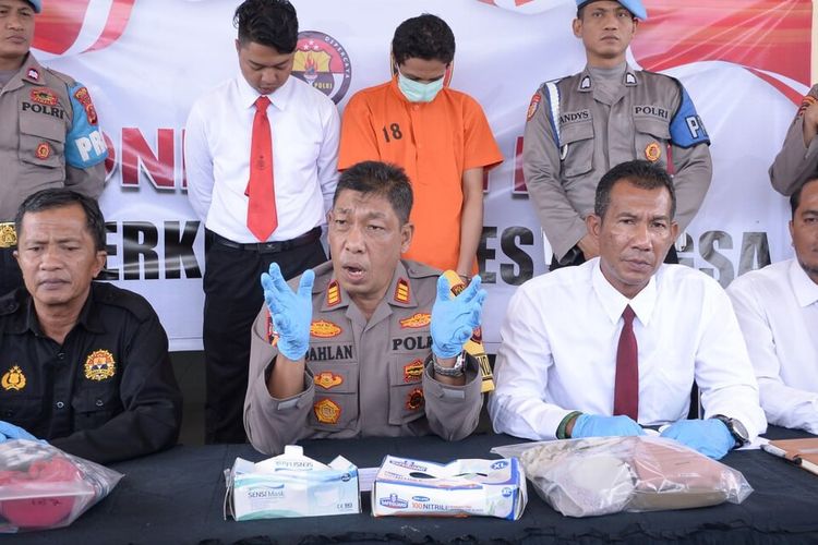 Penyidik Polres Langsa, Provinsi Aceh, menangkap MR (38) pimpinan salah satu pesantren di Kota Langsa. Warga Desa Seulalah Baro Kecamatan Langsa Lama, Kota Langsa dilaporkan atas dugaan pelecehan seksual terhadap dua santrinya, Selasa (21/11/2023).