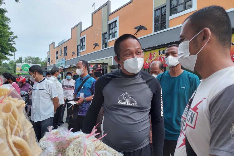 Bupati Kebumen Arif Sugiyanto (kiri) mendatangi pedagang di Pasar Tumenggungan, Kebumen, Jawa Tengah, Minggu (30/1/2022) pagi.