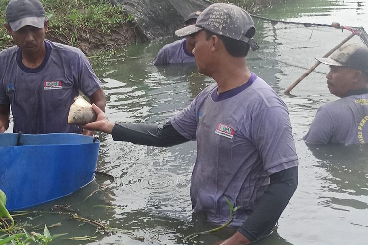 Warga Indramayu penerima manfaat program pemberdayaan budi daya ikan Gurame dukungan dari donatur-donatur Dompet Dhuafa, beberapa waktu lalu.