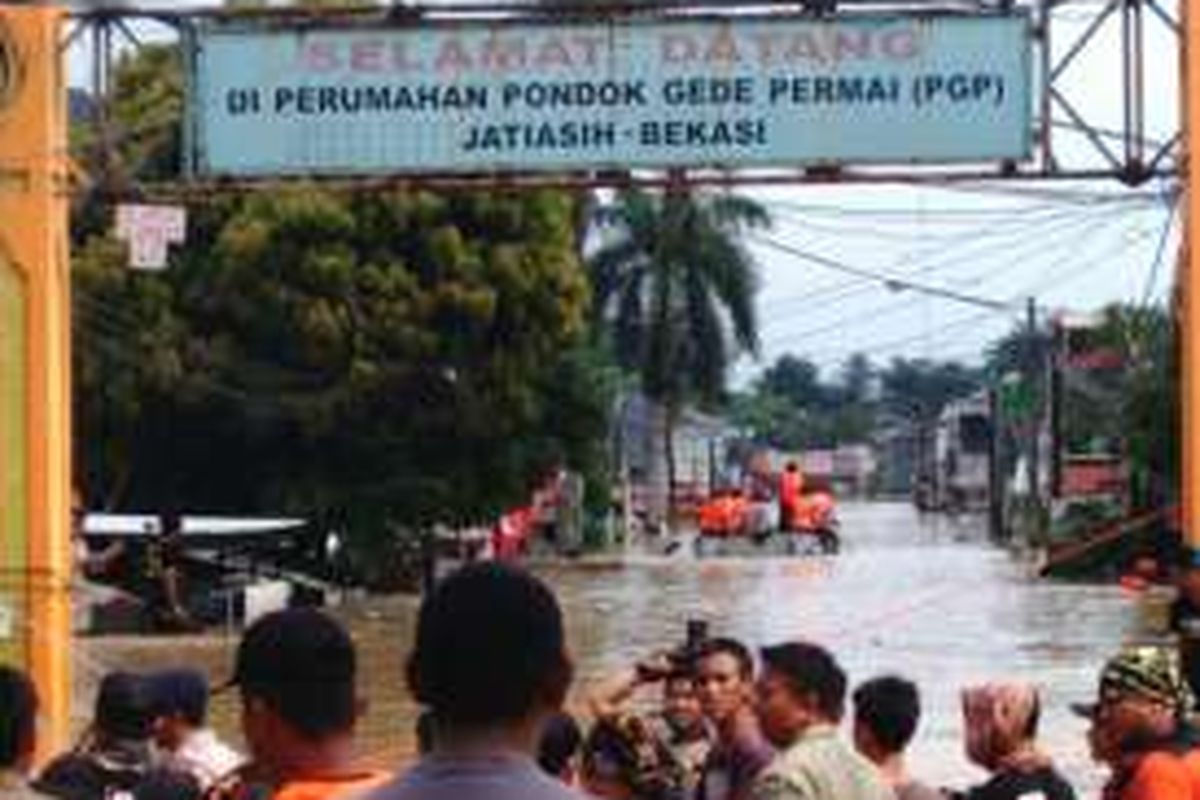 Akibat tanggul Jati Asih jebol, banjir menggenangi Perumahan Pondok Gede Permai, Kamis (21/4/2016).
