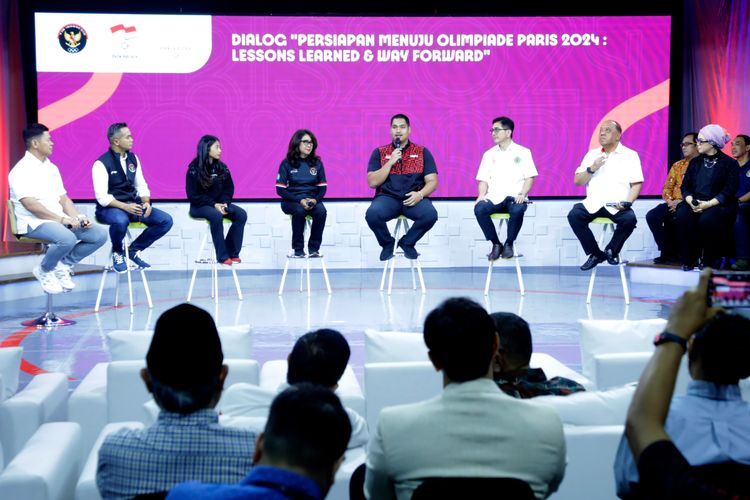 Suasana dialog bertajuk Menjaga Semangat Kolektif Menuju Merah Putih Berkibar yang membahas kesiapan Tim Indonesia menuju Olimpiade 2024 Paris di Studio tvOne, Gedung The Convergence Indonesia (TCI) Jakarta, Senin 25 Maret 2024. 