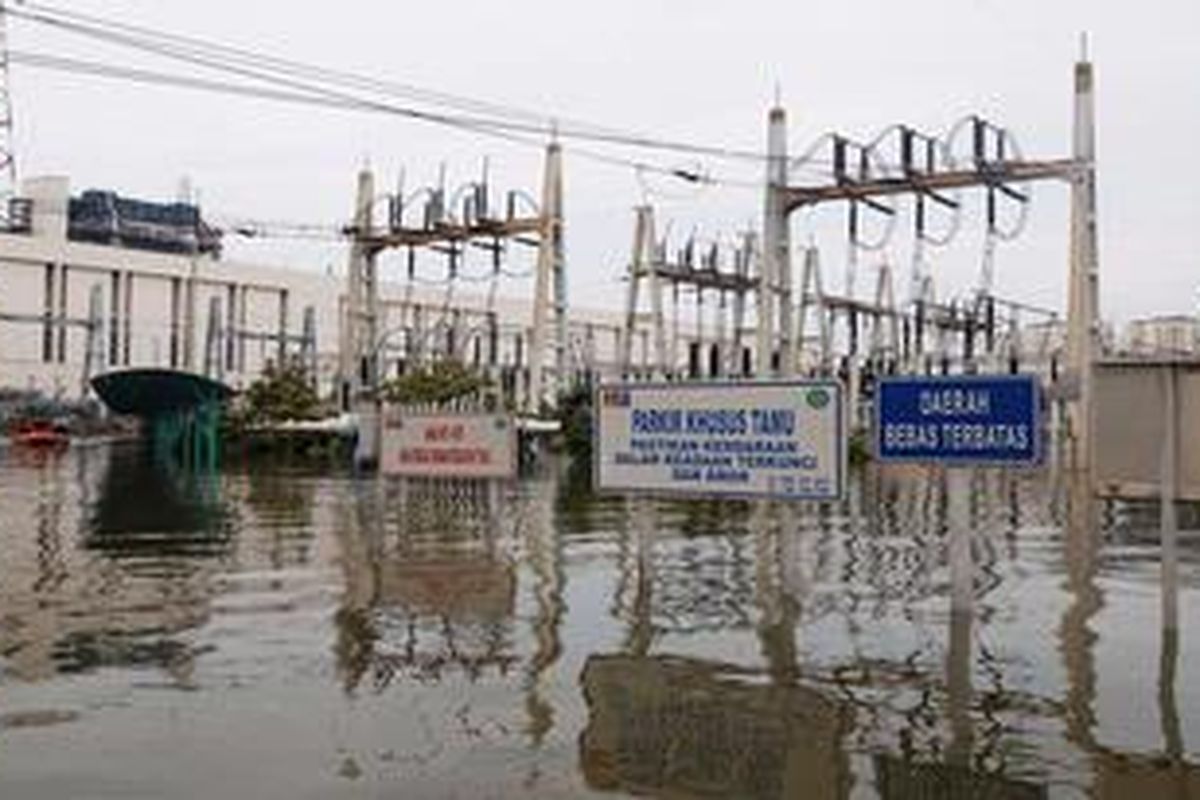 Pembangkit Listrik Tenaga Gas dan Uap (PLTGU) Muara Karang terendam banjir, Jakarta, Sabtu (19/1/2013). Hal ini menyebabkan pasokan listrik ke Jakarta berkurang dan beberapa area terpaksa dipadamkan
