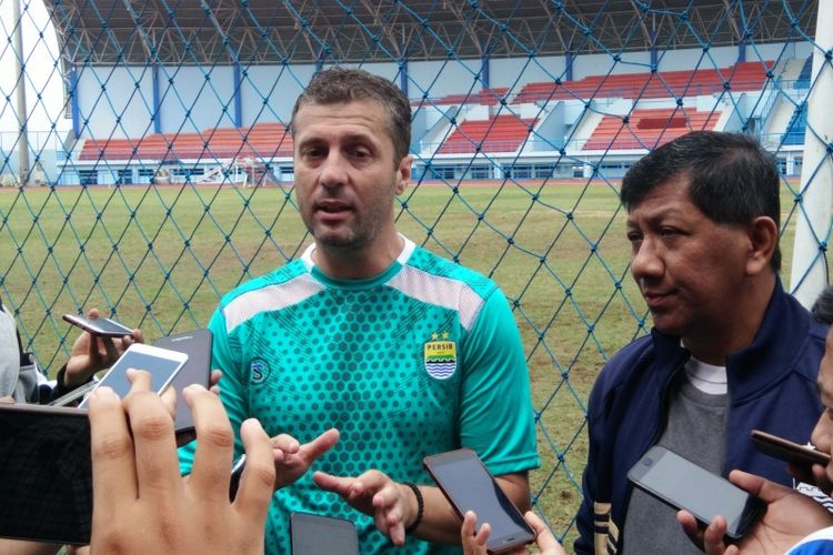 Pelatih Persib Bandung Miljan Radovic ditemani Komisaris PT Persib Bandung Bermartabat Kuswara S Taryono usai memimpin latihan pagi di Lapangan Sport Jabar Arcamanik, Kota Bandung, Senin (14/1/2019).