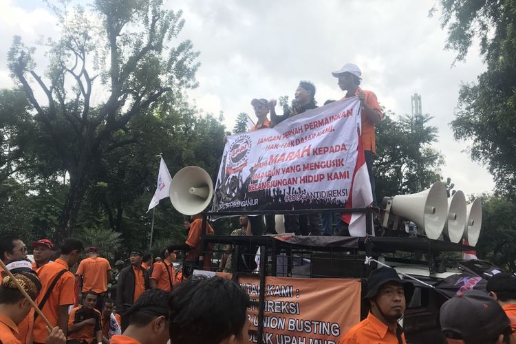 Serikat Pekerja Pos Indonesia Kuat Bermartabat ( SPPIKB) mengadakan demonstrasi didepan Kantor BUMn, Rabu (6/2/2019). 