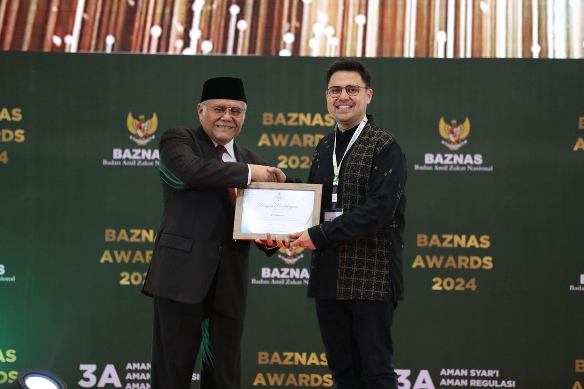 Sesi penyerahan predikat kepada GoPay di ajang Baznas Award 2024.  