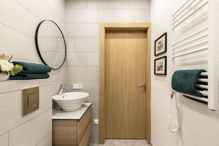 Ilustrasi pintu kamar mandi yang terbuat dari bahan PVC