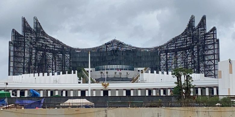 Istana Negara dengan latar belakang Istana Garuda di Ibu Kota Nusantara (IKN)