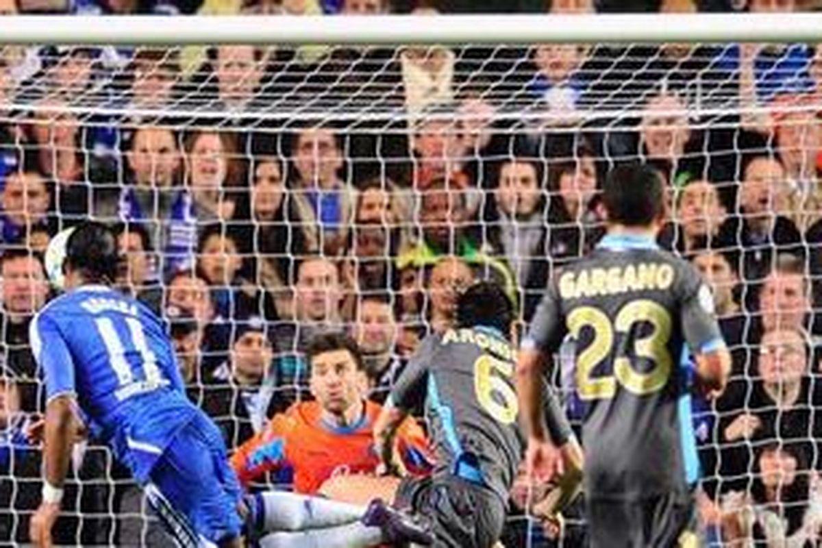 Penyerang Chelsea, Didier Drogba (kiri), membobol gawang Napoli, pada pertandingan leg kedua 16 besar Liga Champions, di Stamford Bridge, Rabu (14/3/2012). 