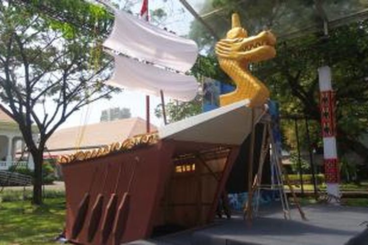 Dekorasi berbentuk kapal layar tradisional diletakkan di panggung yang ada di taman tengah Istana Kepresidenan, Jakarta, Minggu (16/8/2015). Panggung itu akan digunakan pada acara makan malak kenegaraan yang dilakukan pada 17 Agustus besok.