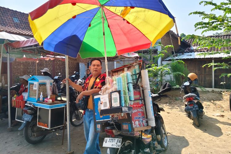 Kisah Arifin, 20 Tahun Jualan Es Krim Keliling Borobudur, Kini Bisa Menabung berkat QRIS