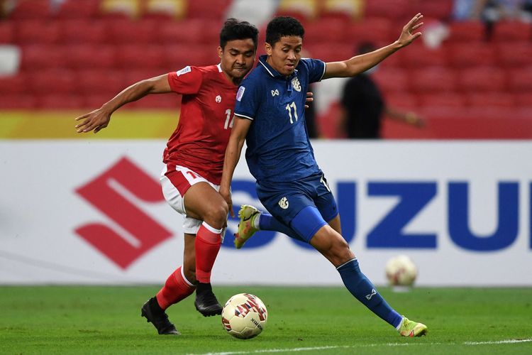 Pemain Indonesia Asnawi Mangkualam Bahar (kiri) beradu dengan pemain Thailand Bordin Phala pada pertandingan leg kedua final Piala AFF 2020 antara Indonesia vs Thailand di National Stadium, Singapura, Sabtu (1/1/2022) malam WIB. Thailand sukses keluar sebagai juara Piala AFF 2020 setelah pada laga final leg kedua melawan Indonesia berakhir imbang 2-2 dan menang dengan keunggulan agregat 6-2.