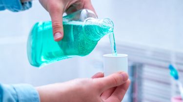 Memasukkan Obat Kumur ke Mesin Cuci Sebulan Sekali, Cek Manfaatnya