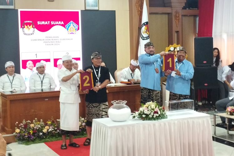 Pasangan calon gubernur dan wakil gubernur Bali, I Made Muliawan Arya alias De Gadjah-Putu I Agus Suradnyana alias PAS (Mulia-PAS), nomor 1, dan I Wayan Koster-I Nyoman Giri Prasta (Koster-Giri), nomor 2, usai mendapat nomor urut untuk mengikuti kompetisi Pilkada Bali 2024 di Kantor KPU, Bali, Senin (23/9/2024).