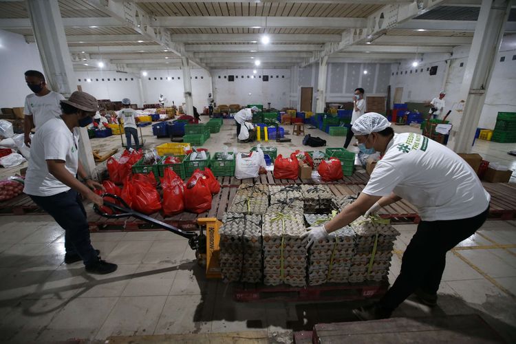 Suasana pembongkaran hingga pengepakan sayuran di warehouse Eden Farm di Jelambar, Jakarta Barat, Selasa (22/9/2020). Eden farm bekerjasama dengan lebih dari 1000 petani dan 20.000 UMKM untuk memastikan hasil pertaniannya terserap dengan harga yang stabil.