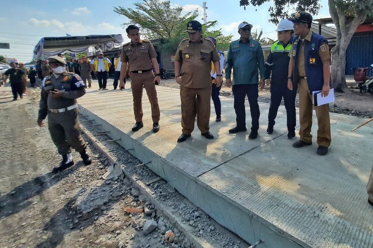 Gubernur Lampung Arinal Djunaidi saat menginspeksi progres perbaikan jalan di Lampung Tengah, Kamis (12/10/2023).