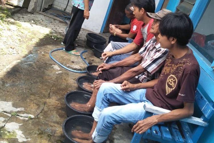 Para penderita kusta di wilayah Puskesmas Jogoloyo Kabupaten Jombang Jawa Timur, melakukan proses perawatan secara mandiri, saat pertemuan Kelompok Perawatan Diri (KPD) yang dilaksanakan rutin setiap bulan.