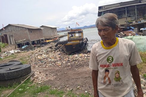 Cerita Selamet, Bangun Pagi Berharap Dapat Ikan, Justru Berlumuran Minyak Limbah di Pesisir Lampung
