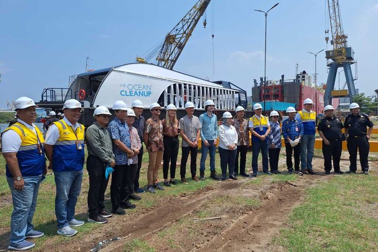Pemerintah Kabupaten Tangerang saat menerima hibah kapal Neon Moon II dari Ocean Cleanup dan pihak Coldplay, Minggu (19/11/2023).