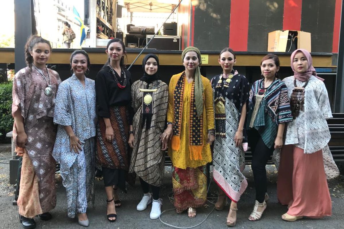 Ayu Azhari bersama keluarga dan warga Indonesia dalam acara Wonderful Indonesia Festival Kampung Indonesia di Taman Kota Stockhol, Swedia.