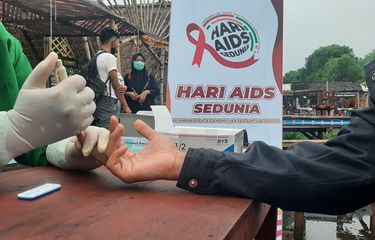 Aksi sosialisasi dan tes VCT jemput bola di destinasi wisata Plengsengan, Kampung Mandar, Kecamatan/Kabupaten Banyuwangi, Jawa Timur, oleh KPA Banyuwangi, Rabu (1/12/2021). KOMPAS.COM/AHMAD SU'UDI 