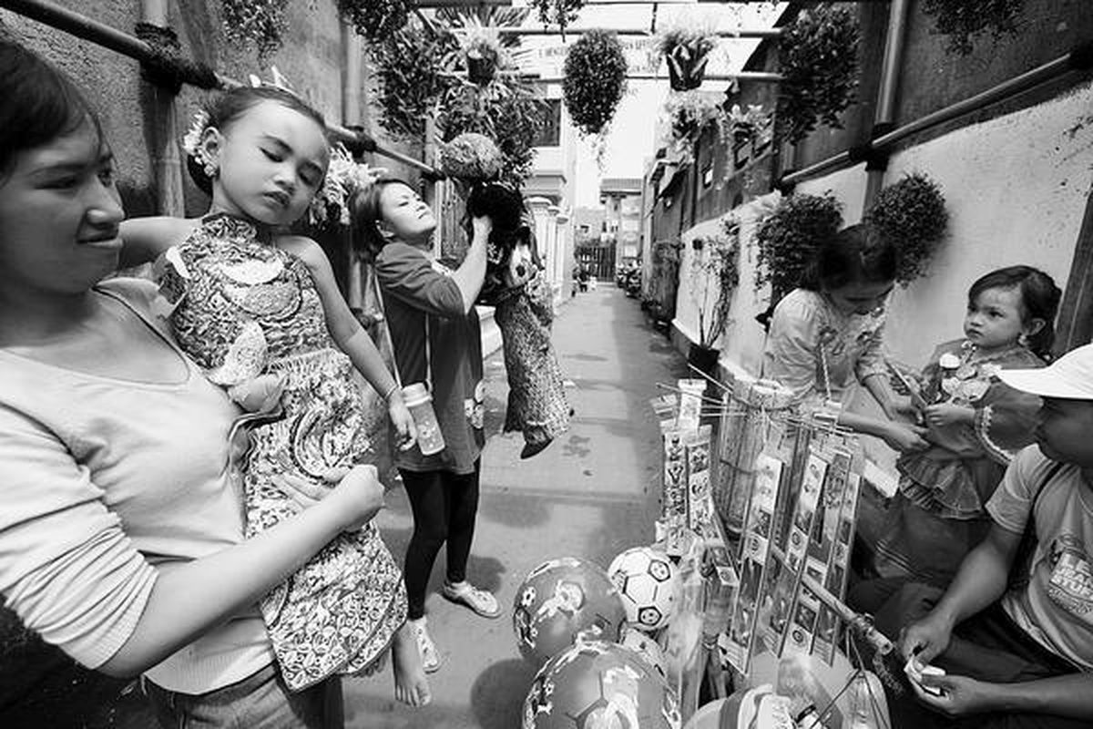 Anak-anak dijemput ibunya seusai perayaan Hari Kartini di Taman Kanak-kanak Islam Darussalam, Jalan Sasak, Rawa Belong, Jakarta, Senin (21/4/2008). Menggunakan pakaian nasional menjadi tradisi umum yang selalu dilakukan pada peringatan Hari Kartini.  