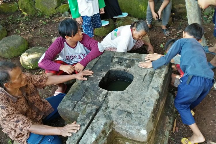 Warga Dusun Tempel, Kelurahan Jatisari, Kecamatan Mijen penasaran ada temuan situs kuno yang diyakini berasal dari reruntuhan candi era Kerajaan Mataram Kuno.