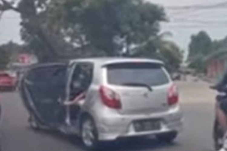 Viral, video perempuan berteriak minta tolong dari dalam mobil. Peristiwa itu terjadi di Padang, Sumatera Barat, Kamis (28/9/2023).