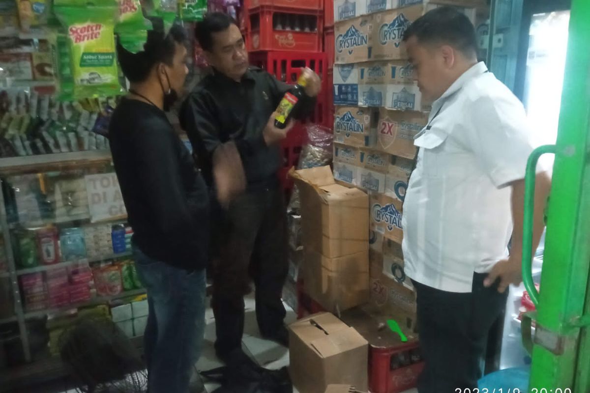 Sebanyak 45 botol minuman keras (miras) diamankan dari sebuah warung sembako di Jalan H. Mansyur Kelurahan Nerogtog, Kecamatan Pinang, Kota Tangerang, Senin (9/1/2023). Pemilik warung sembako ini disebut telah melakukan tindakan menjual miras berulang kali, meski pernah diperiksa petugas kepolisian.