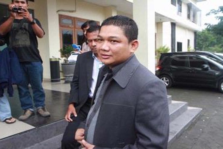 Pemilik Raihan Jewellery, Muhammad Azhari, memenuhi panggilan pemeriksaan sebagai tersangka di Markas Kepolisian Daerah Jawa Timur, Surabaya, Senin (15/4/2013). Azhari ditetapkan sebagai tersangka pada Kamis lalu terkait kasus investasi emas bodong. 