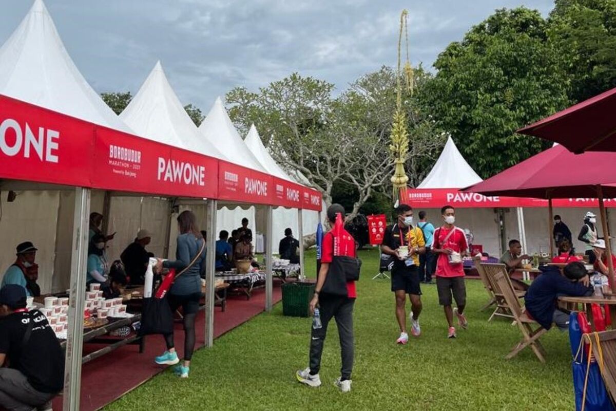 Gerai-gerai UMKM di venue BorobudurMarathon 2021 powered by Bank Jateng, Taman Lumbini kompleks Candi Borobudur, Magelang, Jawa Tengah, Sabtu (27/11/2021).