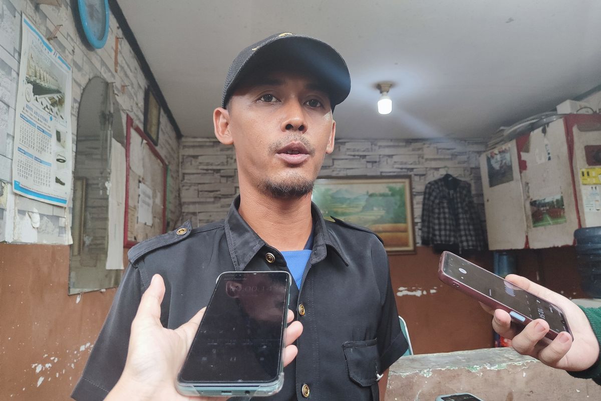 Musani (38), penjaga pos keamanan Perumahan Taman Melati Indah di Pengasinan Sawangan, Kota Depok menceritakan peristiwa serangan yang dialaminya bersama rekannya oleh sekelompok orang bersenjata tajam pada Kamis (26/10/2023) dini hari.
