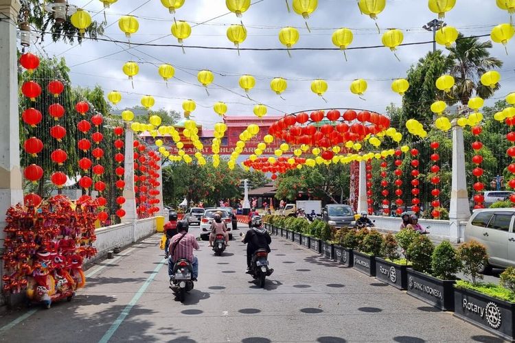 Lampion perayaan tahun baru Imlek 2023 terpasang di Kawasan Pasar Gede Solo, Jawa Tengah, Selasa (10/1/2023).