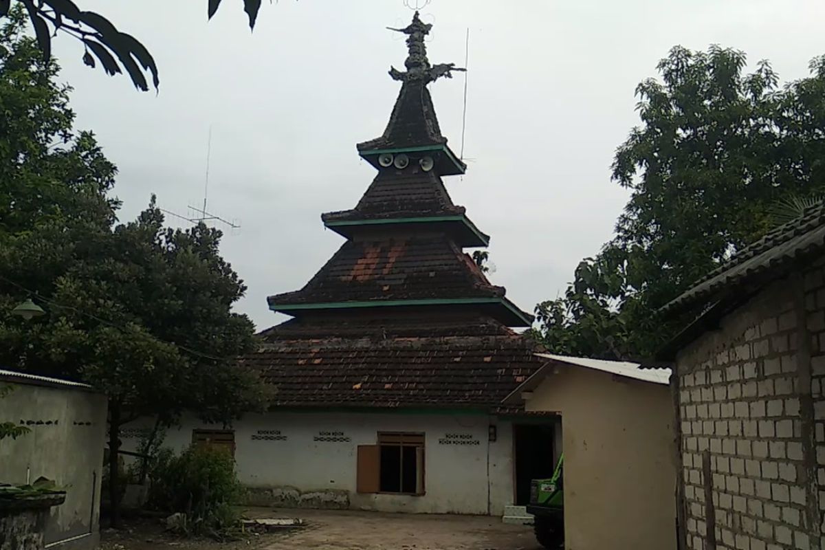 Masjid An Nur Nurul Miftahussofyan atau Masjid Saka Tunggal yang ada di Dusun Gomang, Desa Lajolor, Kecamatan Singgahan, Kabupaten Tuban, Jawa Timur.