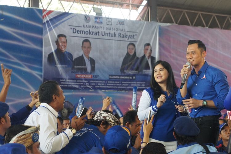 AHY bersama isterinya, Annisa Pohan saat berorasi di hadapan kader, relawan, dan simpatisan Partai Demokrat, di Indo Alam Sari, Karawang, Kamis (11/4/2019).