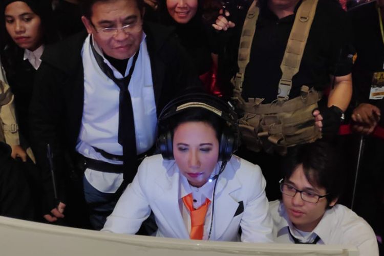 Menteri BUMN RI Rini M. Soemarno (tengah) didampingi oleh Direktur Utama Telkom Alex J. Sinaga (kiri), dan Direktur Consumer Service Telkom Siti Choiriana (tengah belakang) saat mencoba gim online di acara Spirit of Millennials Games Day di JI Expo Kemayoran Jakarta, Kamis (13/12).

 

Festival ini merupakan bagian dari program Spirit of Millennials yang diinisiasi Kementerian BUMN untuk memberikan wadah kreativitas dan inovasi bagi karyawan muda yang akan dibentuk di masing-masing BUMN guna mendorong semangat transformasi BUMN dalam menghadapi era perubahan.