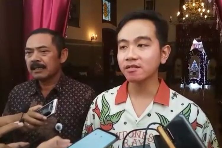 Putra sulung Presiden Jokowi, Gibran Rakabuming Raka bersama Wali Kota Surakarta FX Hadi Rudyatmo di rumah dinas Loji Gandrung Jalan Slamet Riyadi Solo, Jawa Tengah, Rabu (18/9/2019).