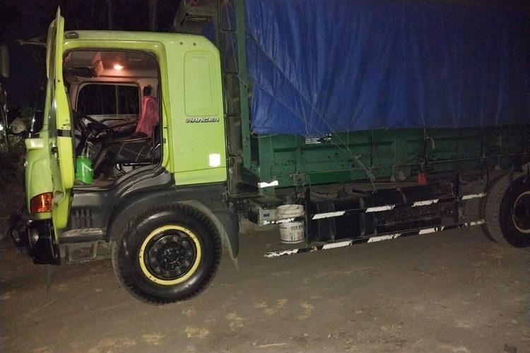 Truk gandeng yang terlibat kecelakaan lalu lintas dengan motor di Desa Sekoto, Kecamatan Badas, Kabupaten Kediri, Jawa Timur, Selasa (8/8/2023). Akibat peristiwa itu satu orang luka dan dua lainnya tewas.
