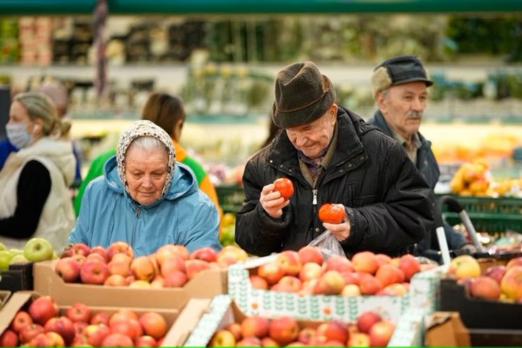 Warga berbelanja buah-buahan di hipermarket di Moskwa, Rusia, 3 November 2023. Banyak pembeli kecewa melihat beragam buah, sayuran, keju, dan daging di pasar, karena inflasi membuat mereka merasa tidak cukup punya uang.