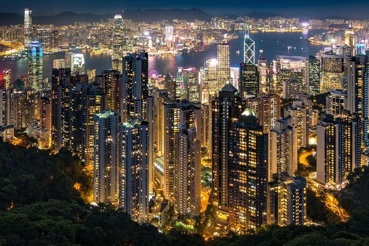 Hong Kong pada malam hari. 