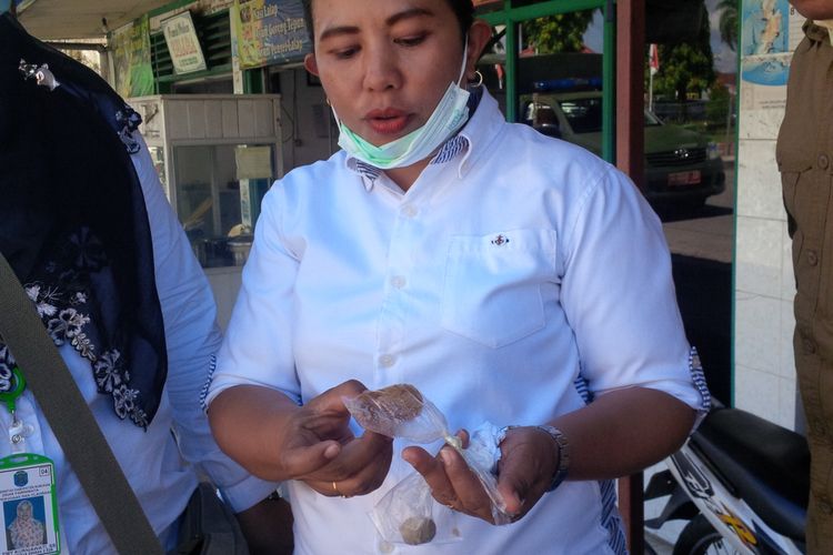 Staf Dinas Kesehatan Kabupaten Nunukan memperlihatkan sampel daging ayam dan bakso dari salah satu rumah makan di Nunukan. Dinas Pertanian dan Ketahanan Pangan  Provinsi Kalimantan Utara menyebutkan ditemukannya kandungan daging tikus dalam olahan bakso di Nunukan. 