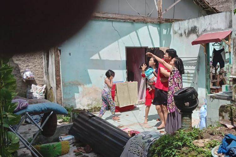 Warga korban gempa Cianjur tengah menunjuk kondisi bangunan imbas gempa dari daerah tersebut, Senin (21/11/2022). 