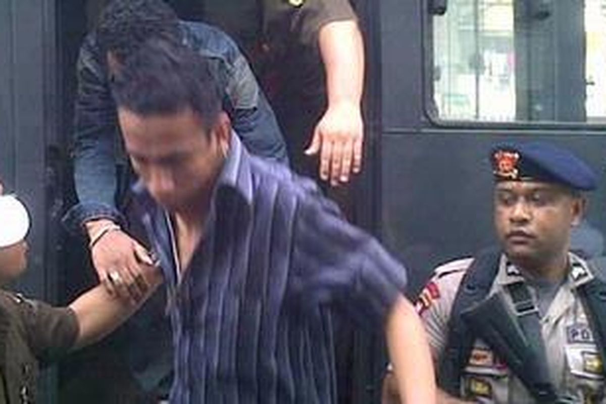 Empat terdakwa kasus keributan di kelab malam Blowfish dikawal ketat menuju Pengadilan Negeri Jakarta Selatan, Rabu (6/10/2010).