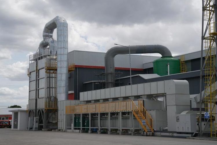 DLH DKI menyebut RDF Rorotan berada di zona penyangga sawah, TPU, dan BKT. Jarak ke permukiman diklaim jauh, tapi bau masih dikeluhkan.